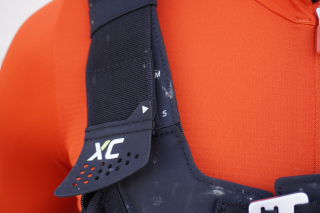 Rockrider_XC_Light_Hydration_Pack_strapadjustment.JPG