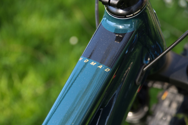 Santa Cruz Nomad R Alloy Detail Top tube-1.jpg