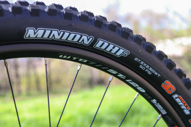 Santa Cruz Nomad R Alloy Detail Tyres-5.jpg