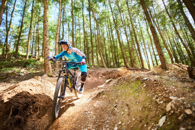 Saracen Ariel Elite 2018 Riding-2.jpg