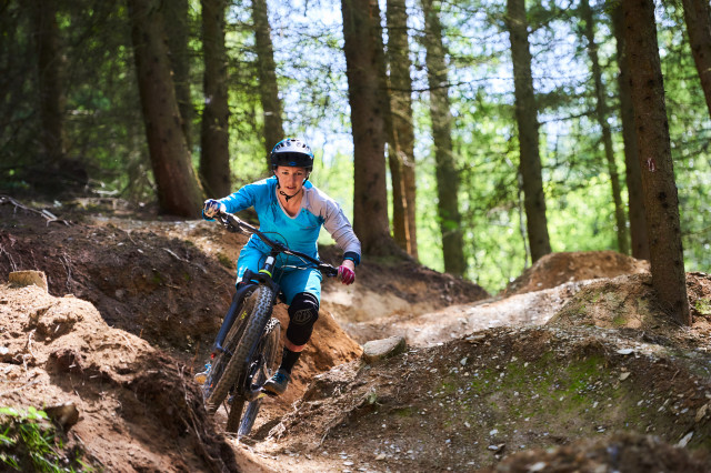 Saracen Ariel Elite 2018 Riding-3.jpg
