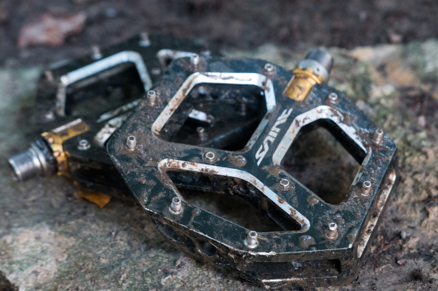 Shimano-M828-Saint-flat-pedals-review-101.jpg
