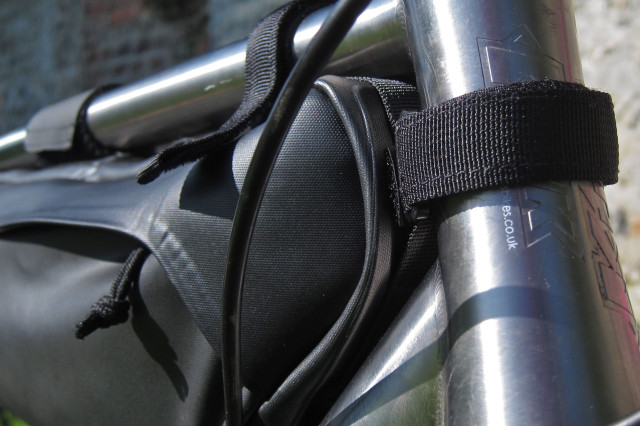 Specialized Burra Burra Framepack 8 - Headtube Strap.jpg