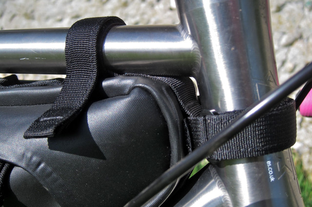 Specialized Burra Burra Framepack 8 - HeahTube Straps.jpg