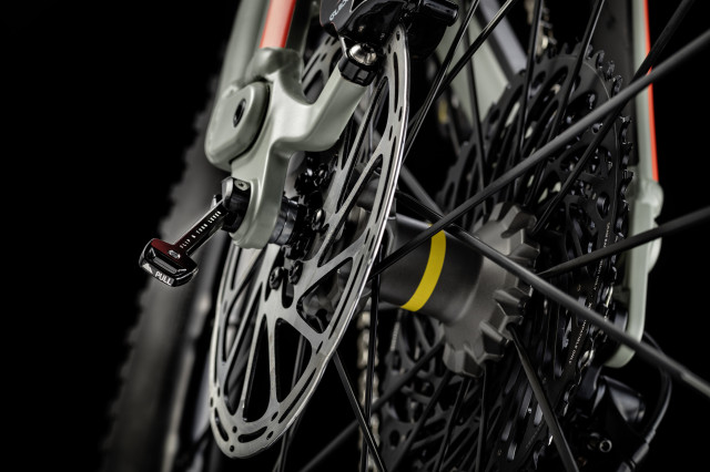 Spectral-CF-9-Pro-Through-Axle.jpg