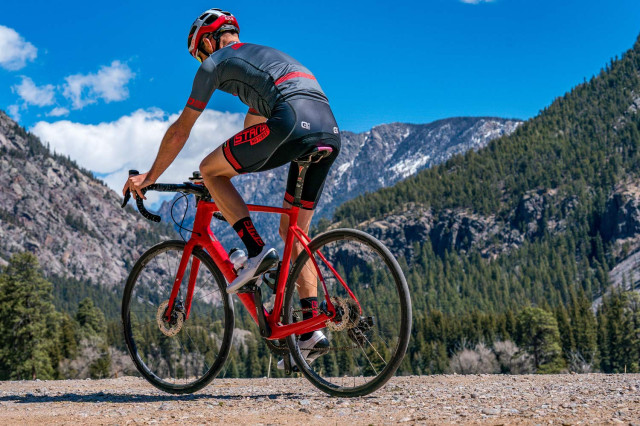 Stans-Grail-CB7_tubeless-carbon-gravel-bike-road-bike-CX-cyclocross-rim-wheels_riding-gravel.jpg