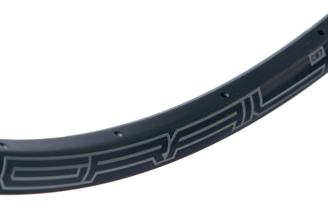 Stans-Grail-CB7_tubeless-carbon-gravel-bike-road-bike-CX-cyclocross-rim-wheels_rim-detail.jpg