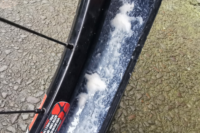 Stans_No_Tubes)Race_Sealant_Inside1.jpg