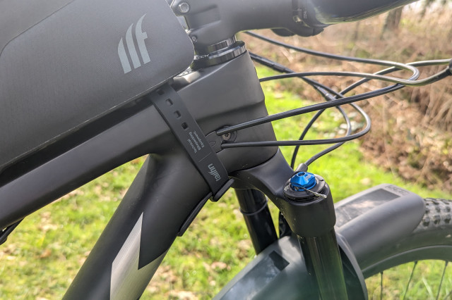 Tailfin_Top_Tube_Pack_strap.jpg