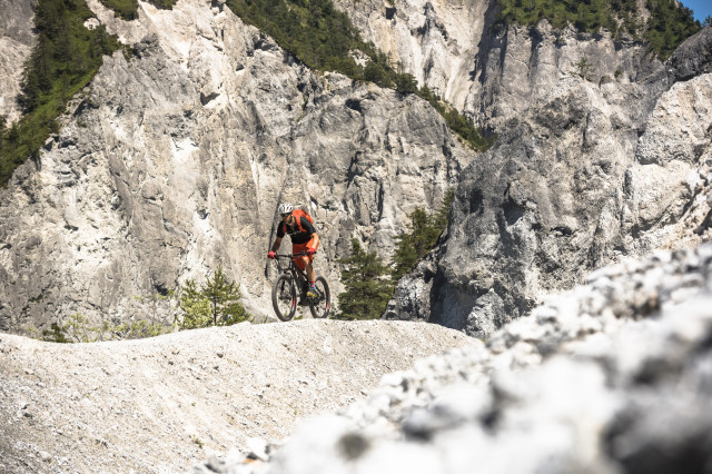 Trek Powerfly 9 FS - riding 6.jpg