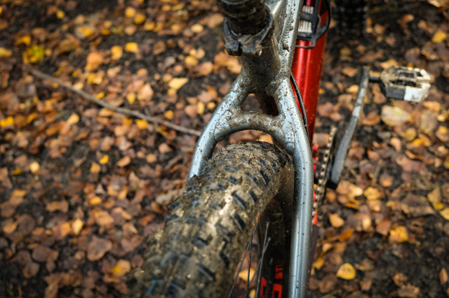 Vitus Sentier 27 VRS hardtail Detail Tyre clearance-18.jpg