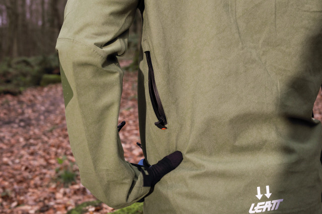 leatt dbx 5.0 all mountain jacket rear vent