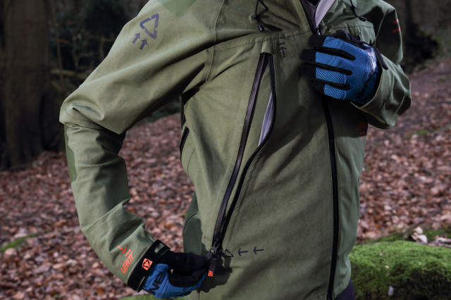 leatt dbx 5.0 all mountain jacket front pocket