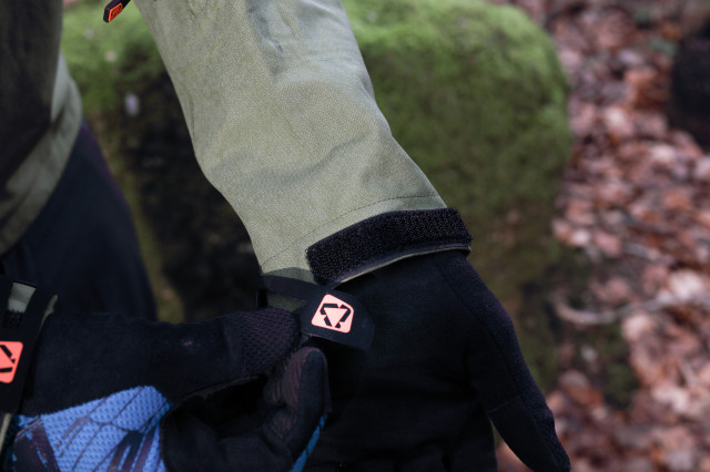 leatt dbx 5.0 all mountain jacket cuff