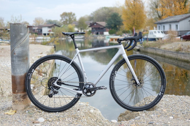 bljp-DT_Swiss_Cross_Road_Carbon-1.jpg