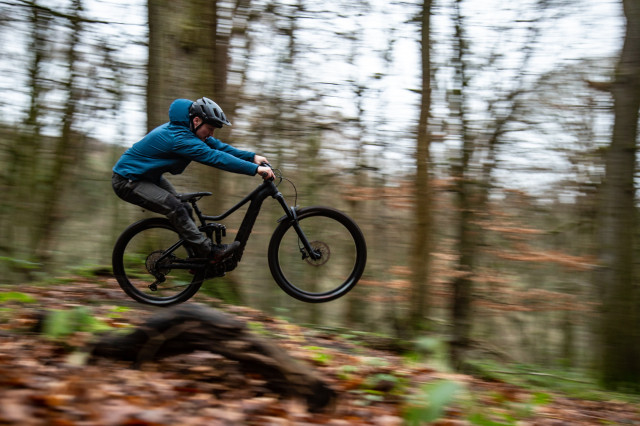 eONE-SIXTY_LIMITED_jump