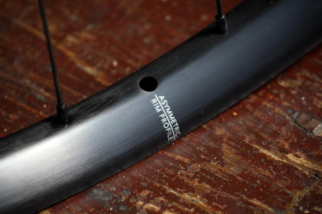 hunt-4-season-gravel-disc-x-wide-wheelset-valve-hole.jpg