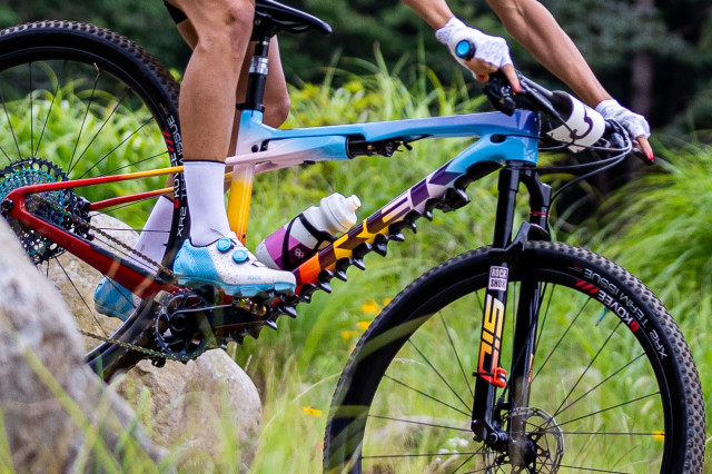 jolanda neff switzerland gold medal mountain bike tokyo 2020 olympics down tube wavy pattern gaffa tape.jpg