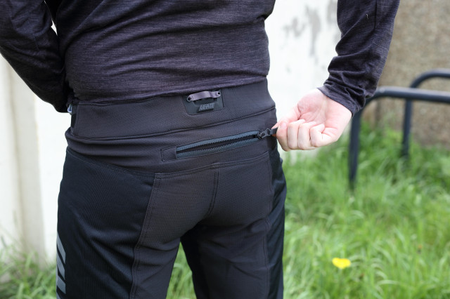 leatt dbx 4.0 short back pocket.jpg