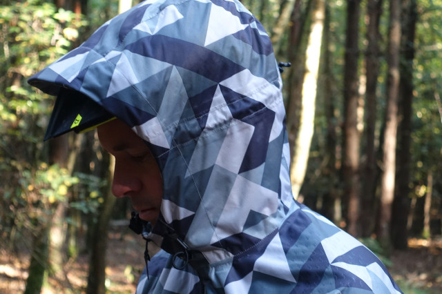 morvelo-winter-attack-exile-rain-jacket-hood.jpg