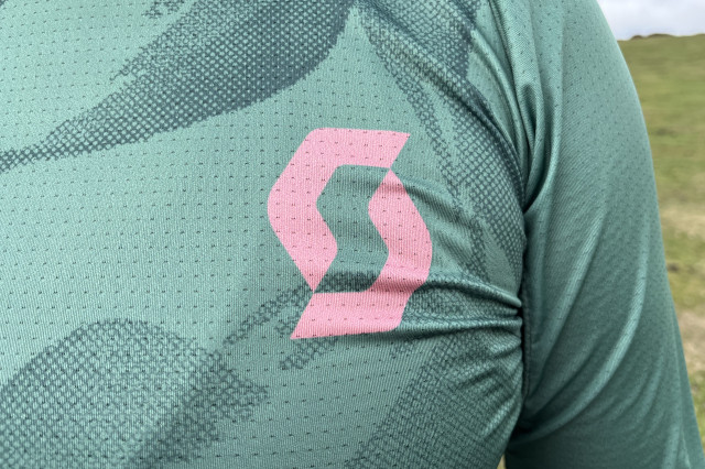 2022 Scott Trail Vertic Women's Jersey - Close up 1