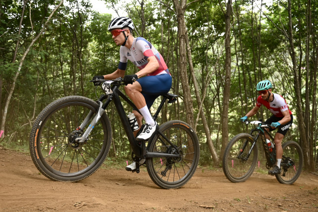 tom pidcock gold medal team gb great britain mountain bike tokyo 2020 olympics bike climb.JPG