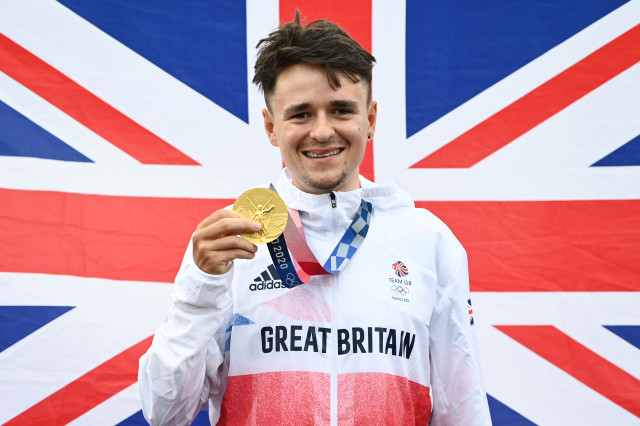 tom pidcock gold medal team gb great britain mountain bike tokyo 2020 olympics medal.JPG