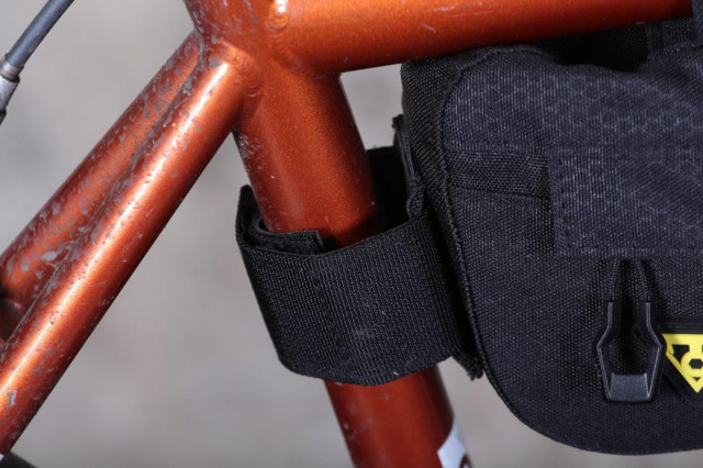 topeak-midloader-seat-post-strap.jpg