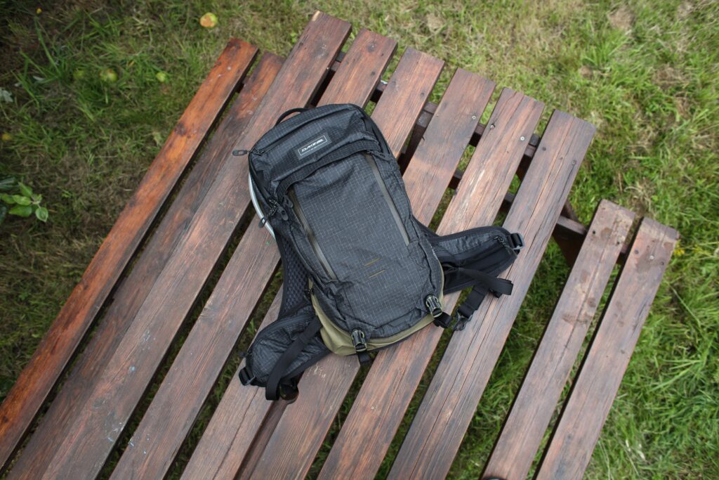 2020 Dakine Seeker 10l hero.jpg