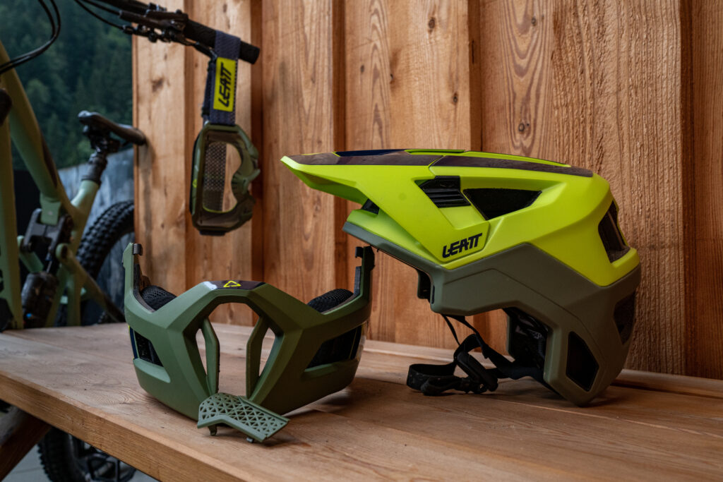 2021 Leatt DBX 4.0 Enduro hero.jpg