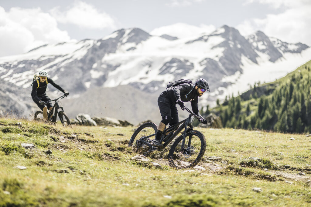 2021 canyon NEURON-CF-LTDxDT-SWISS action.jpg