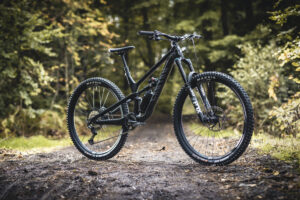 2021 canyon spectral cf 29 hero.jpg