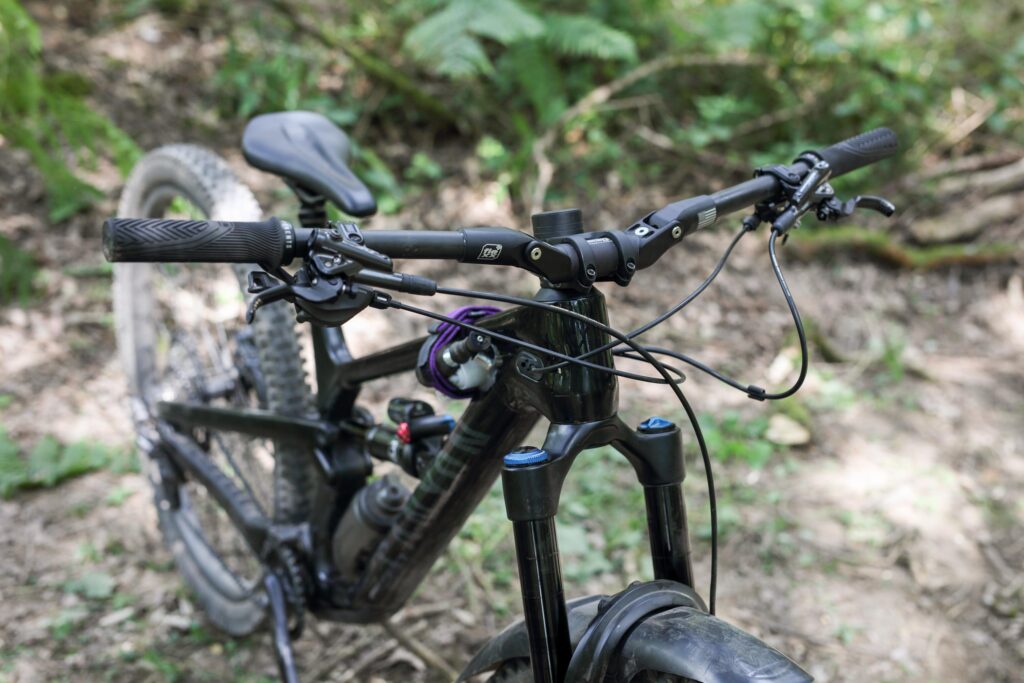 2021 fasst co flexx carbon enduro handlebar hero.jpg