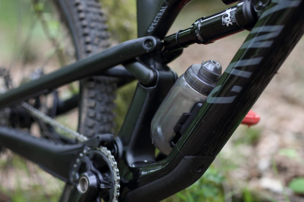 2021 fidlock 450 + bike base hero.jpg