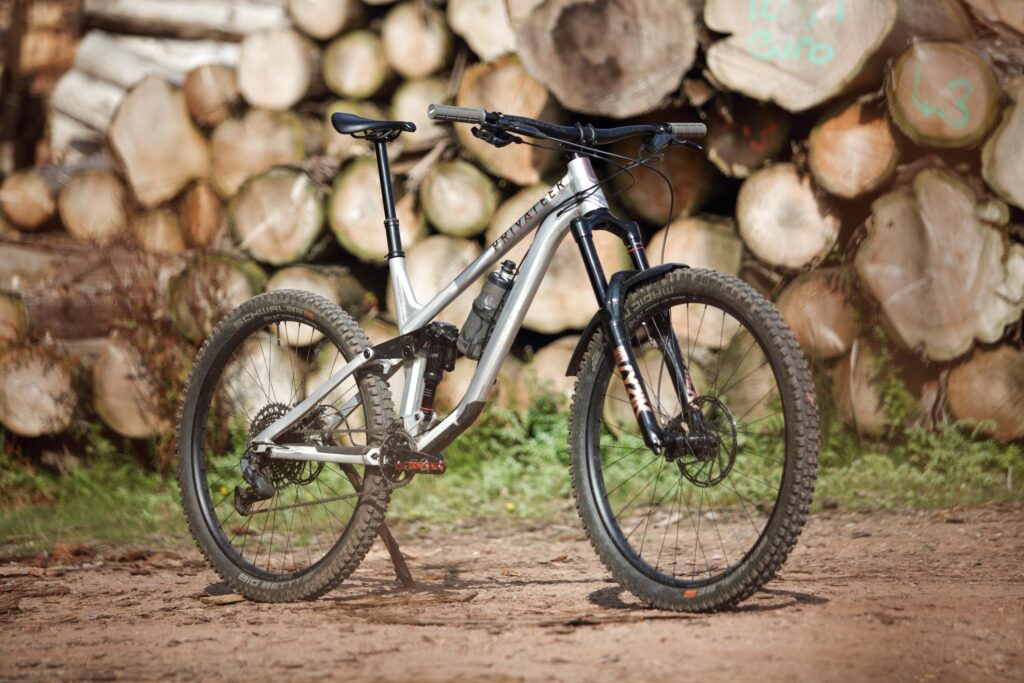 2021 privateer 151 hero 3q.jpg