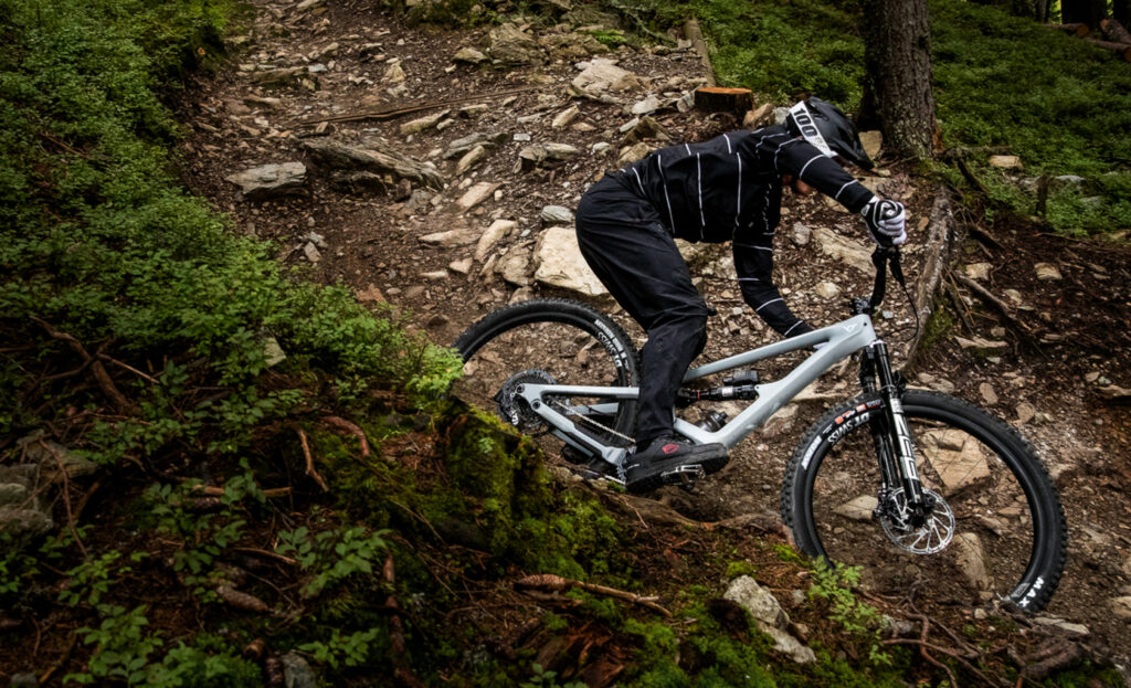 2021 yt industries capra uncaged 6 action 2.jpeg