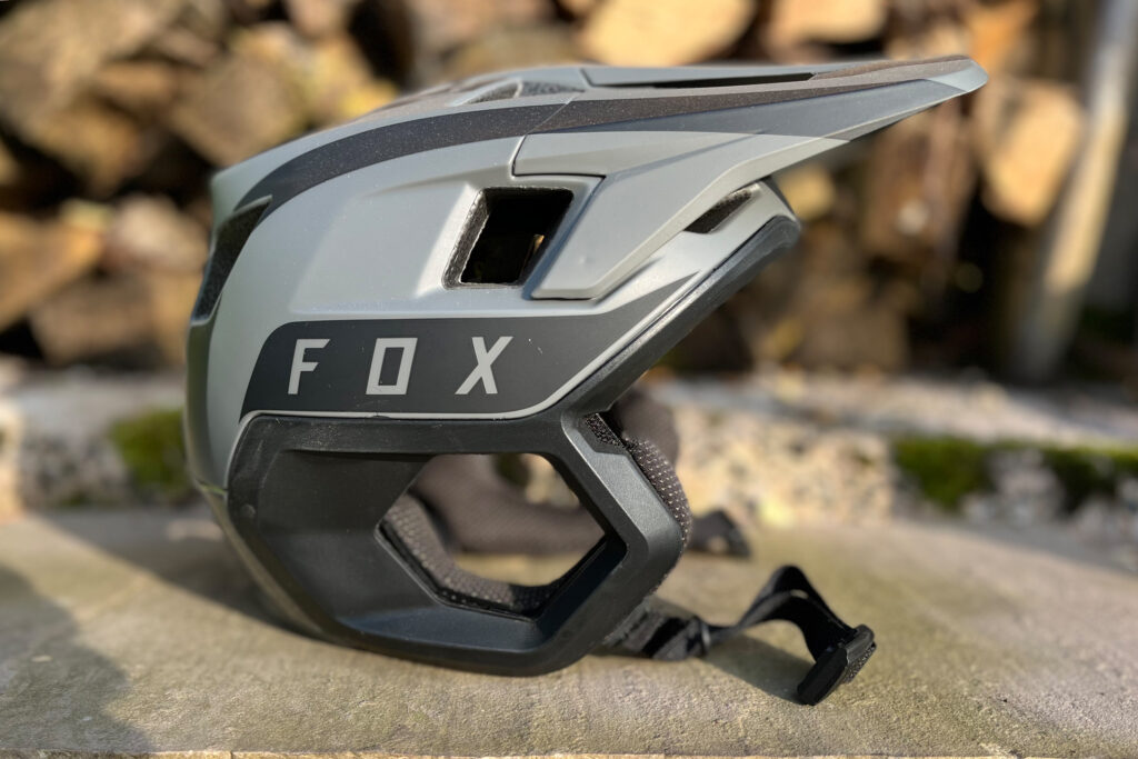 2022 Fox dropframe mountain bike helmet 004.jpg