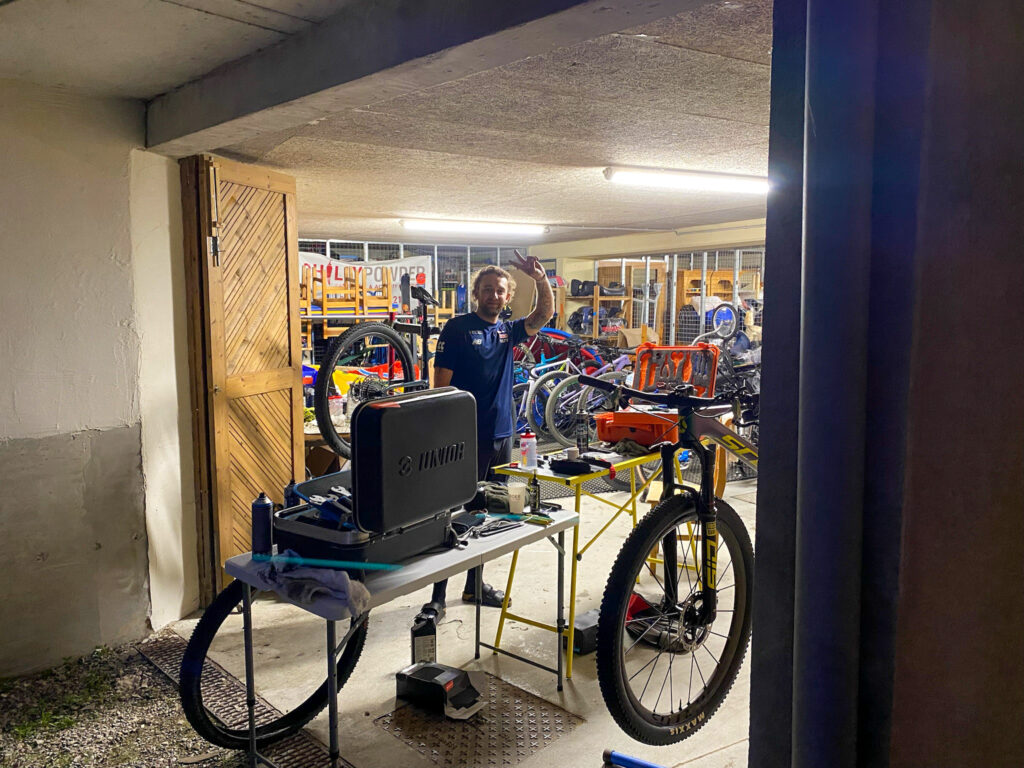 2022 Uci mtb world champs - behind the scenes mechanics-13