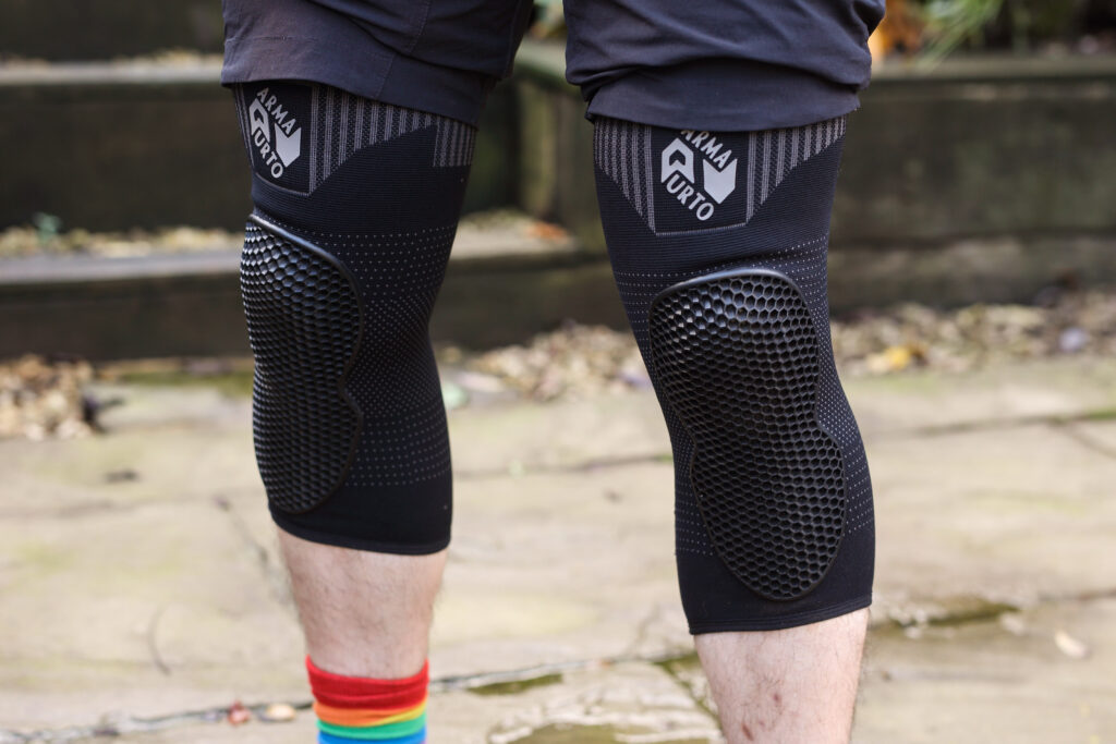 2022 armaurto arma hex knee pads hero.jpg