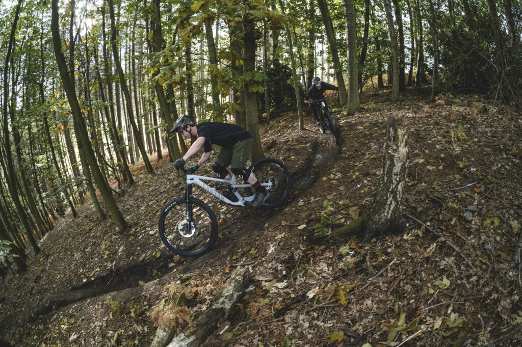 2022 canyon spectral cf8 CLLCTV riding corner