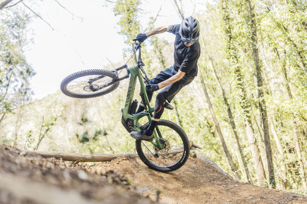 2022 canyon spectralON carbon action.jpg