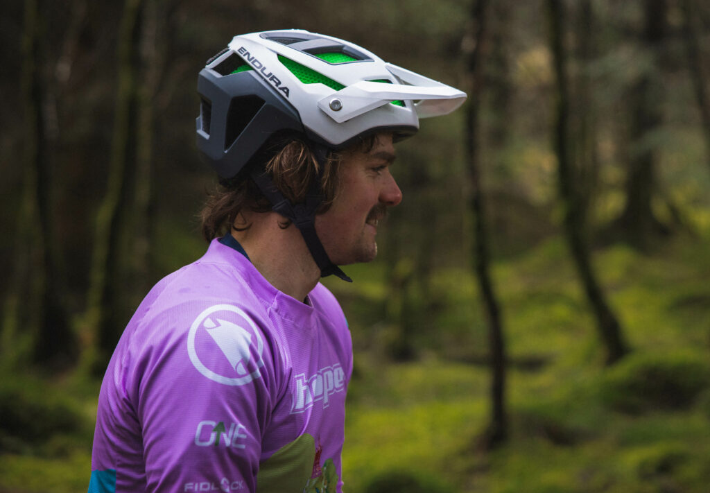 2022 endura MT500 Helmet_Lifestyle.jpg