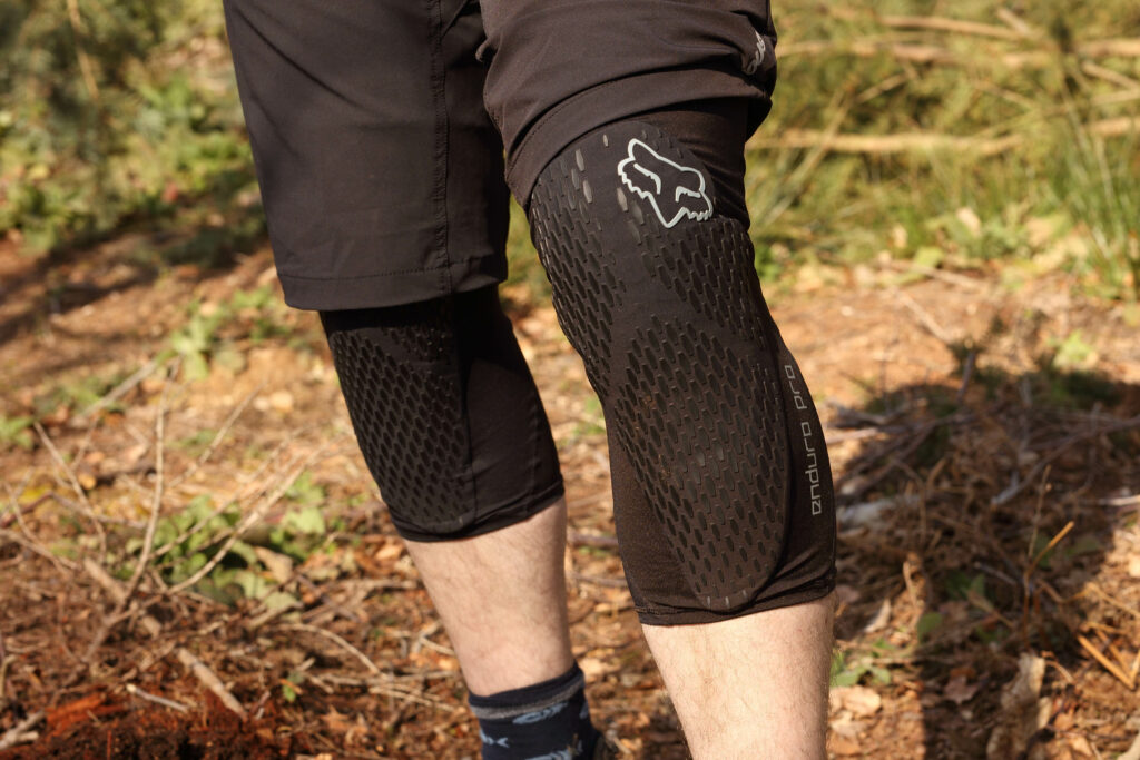 2022 fox enduro pro knee guard hero 2.jpg