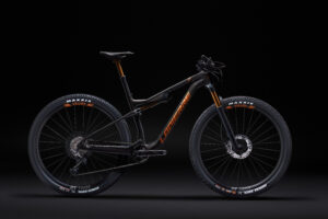 2022 lapierre XR75th_coté hero.jpg