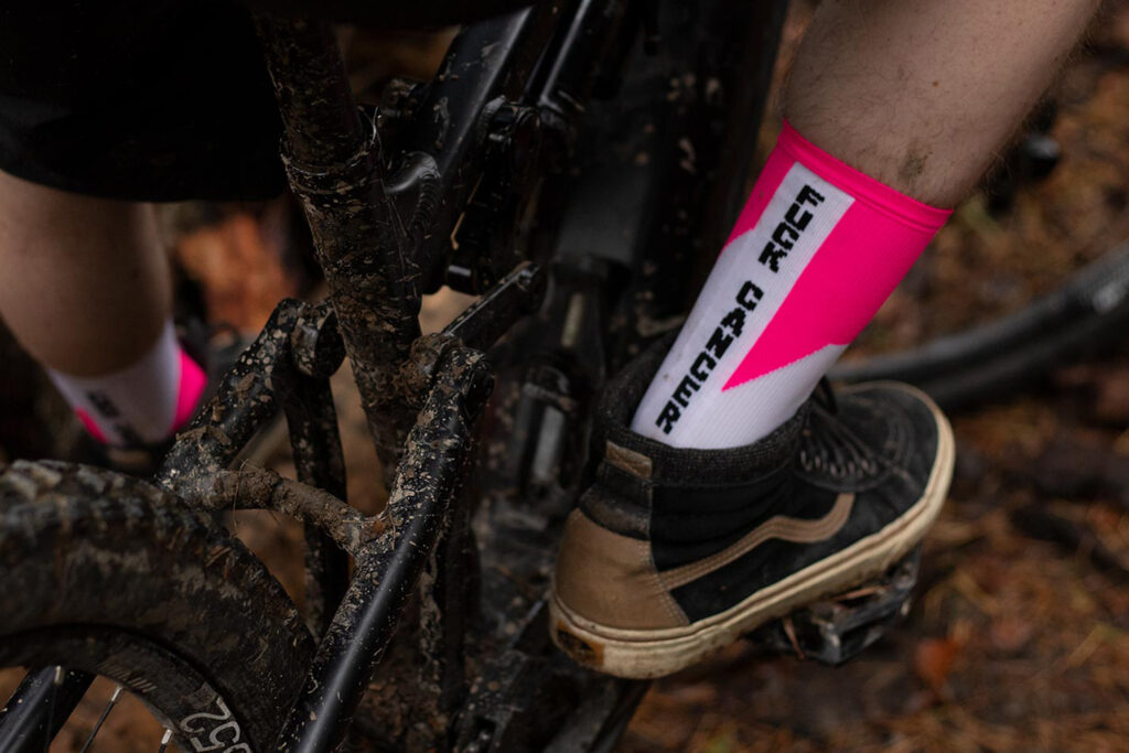 2022 morvelo fuck cancer cycling mountain bike socks 001.jpg