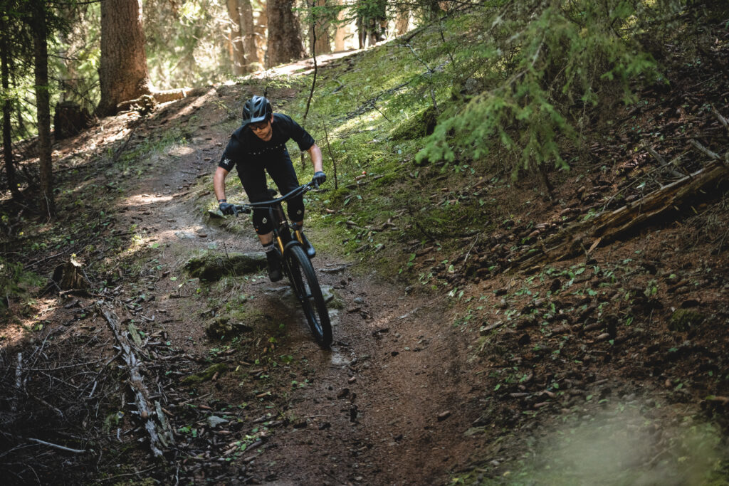 2022 scott genius 900 ultimate riding 1.jpg