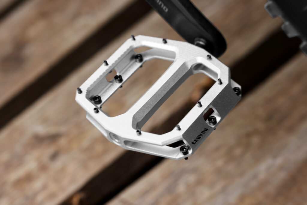 2023 canyon performance mtb flat pedals hero