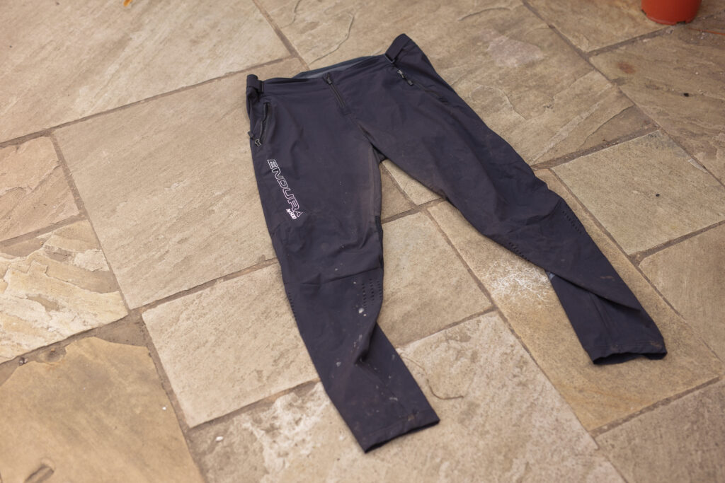 2023 endura burner lite pant hero.jpg