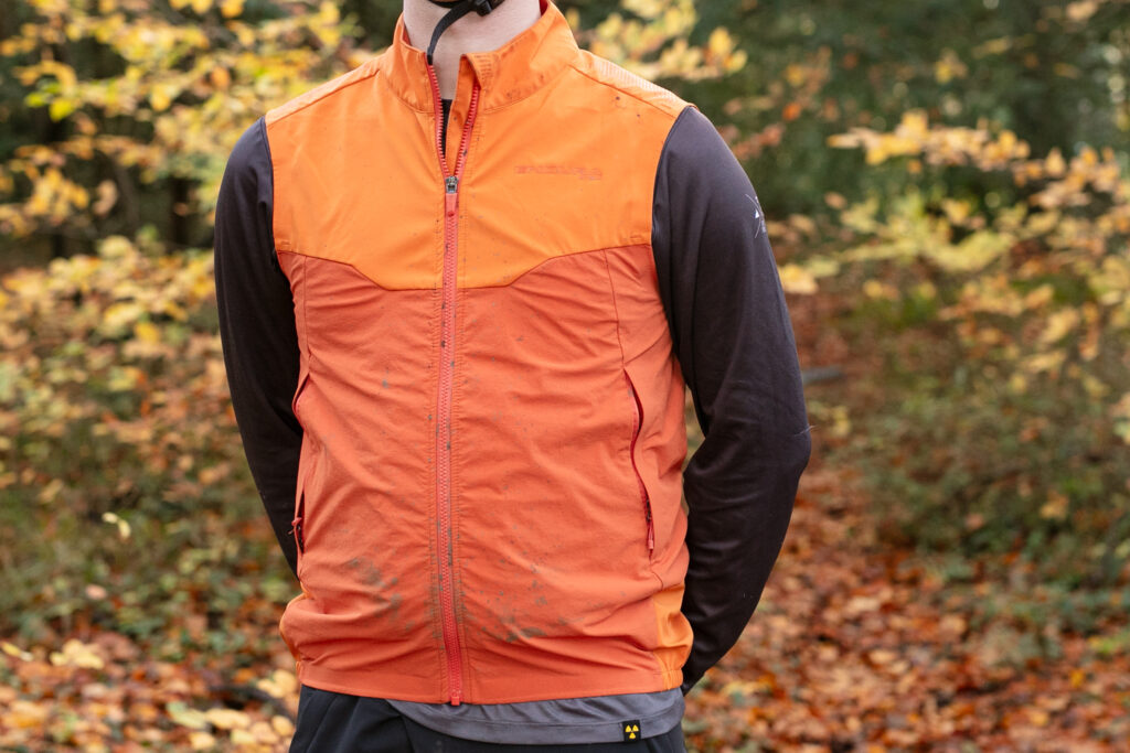 2023 endura mt500 spray gilet hero.jpg