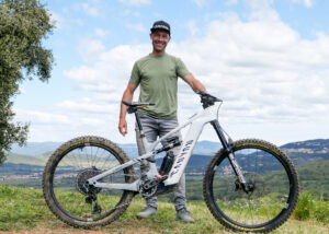 2023 fabien barel canyon striveon hero.jpg